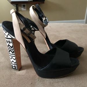 BCBGMaxazria Like New Platform Sandals SZ 7.5